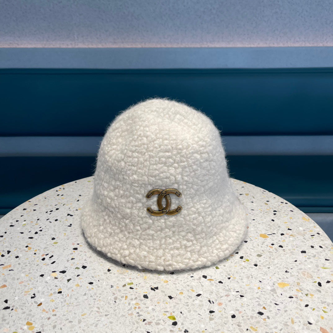 CHANEL BUCKET HAT IN WHITE LAMB FUR 422035